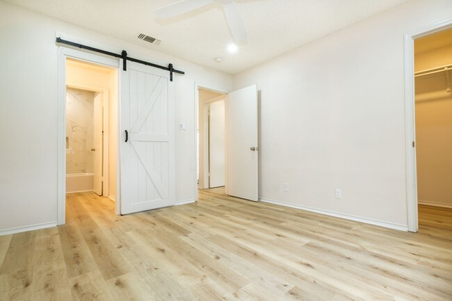 Building Photo - Woodlake ~ 2 Bedroom Duplex