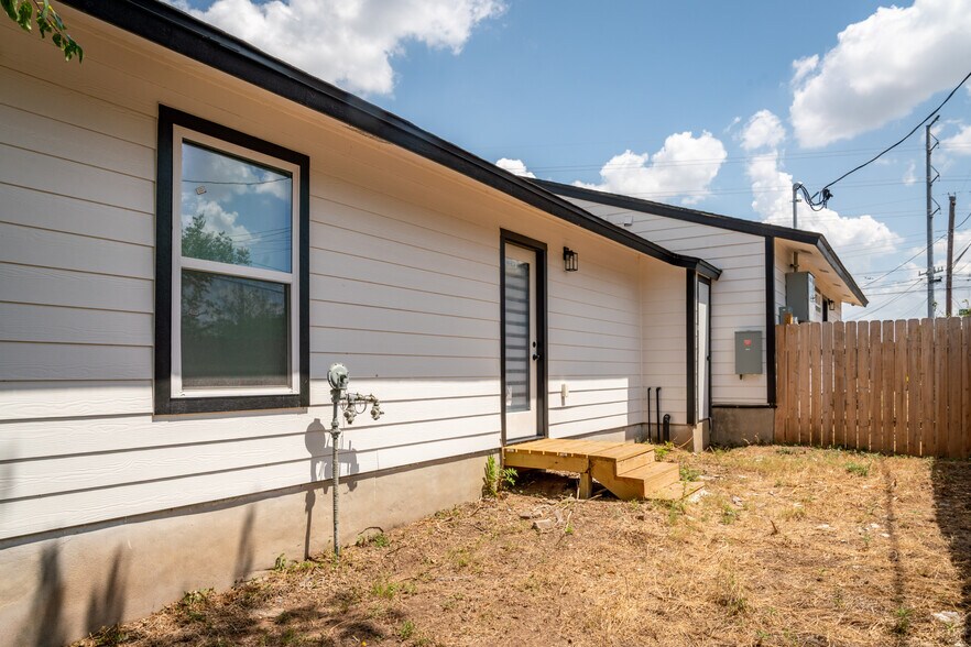 Building Photo - 1142 Mansell Ave