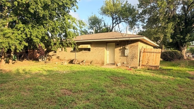 Building Photo - 3007 Akard St