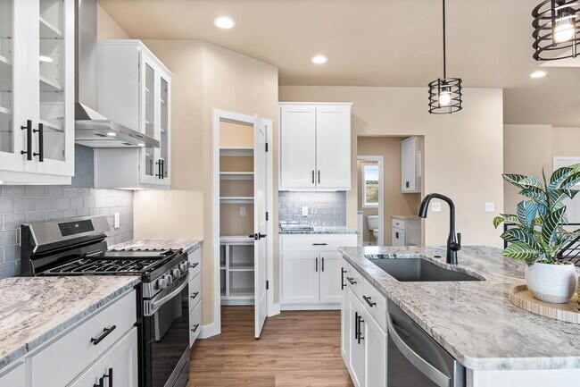 Building Photo - Large 3 Bedroom  Home