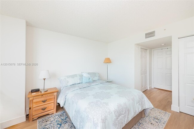 Building Photo - 1155 Brickell Bay Dr