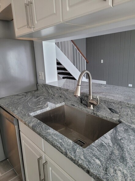 Building Photo - 362 Farmingdale Cir