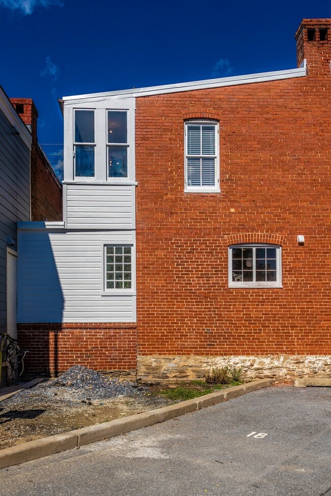 Building Photo - 6 W 4th St