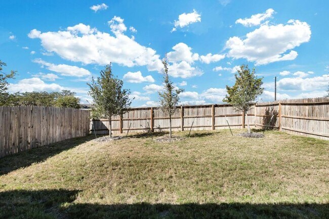 Building Photo - Move in Ready and FULLY FURNISHED 3 BD/2 BA located Far West San Antonio!