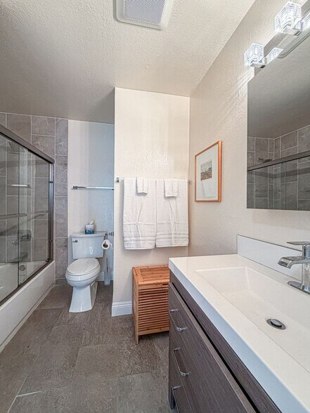 Building Photo - 208 Vista Ct