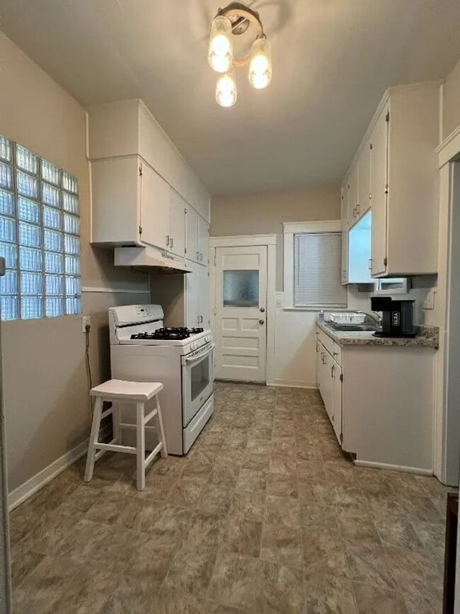 Building Photo - 357 W 9th St