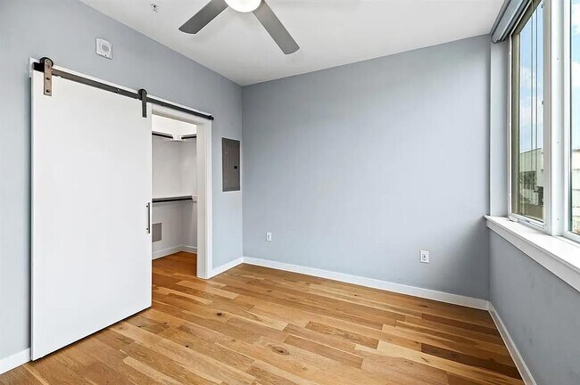 Building Photo - 2002 E 7th St