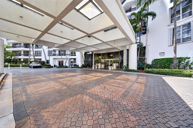Building Photo - 3600 Mystic Pointe Dr