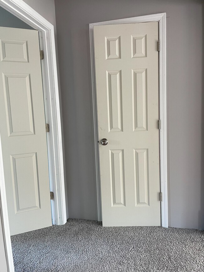 Building Photo - 407 E Center St