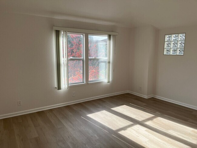 Building Photo - Remodeled Townhome in the Heart of Cupertino!