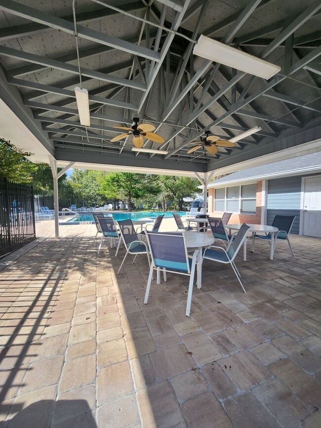 Building Photo - Move in Ready in NW Gainesville!