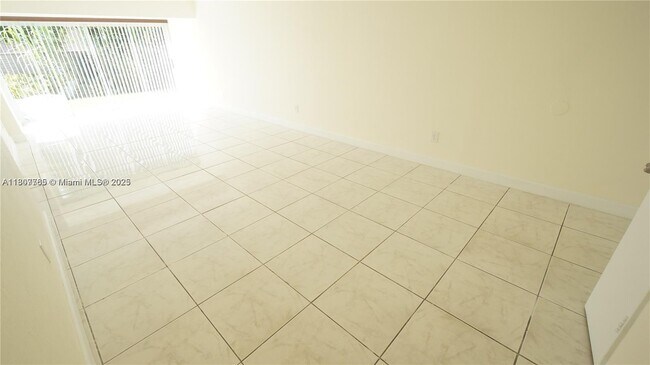 Building Photo - 9180 Fontainebleau Blvd