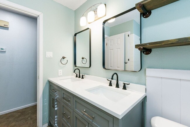 Building Photo - "Spacious 4-Bedroom Haven with 2 Full Bath...