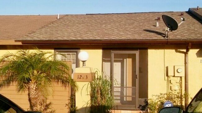 Building Photo - 1 bedroom Creekside Villas Townhome Near O...