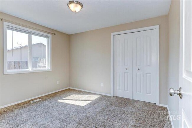 Building Photo - 4 Bedroom 2 Bath with RV Parking 2 Car Gar...