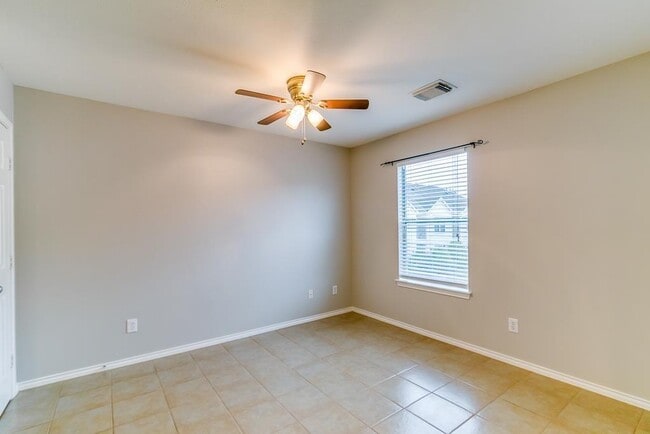 Building Photo - 914 W Heights Hollow Ln