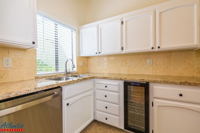 Building Photo - 4015 Villa Vista