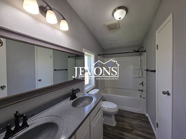 Building Photo - 4-bedroom single-family home with 1 fenced...