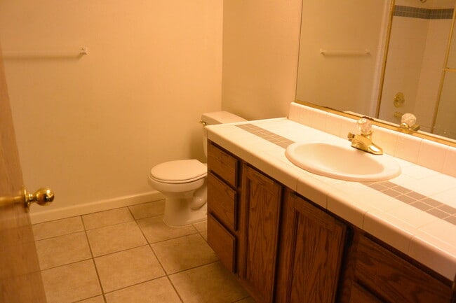 Building Photo - Nice home in great South West Visalia neighborhood in the El Diamante School District