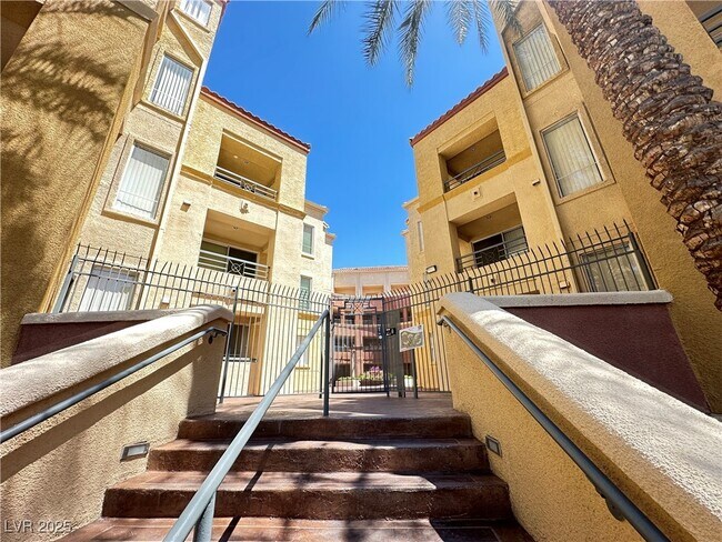 Building Photo - 270 E Flamingo Rd