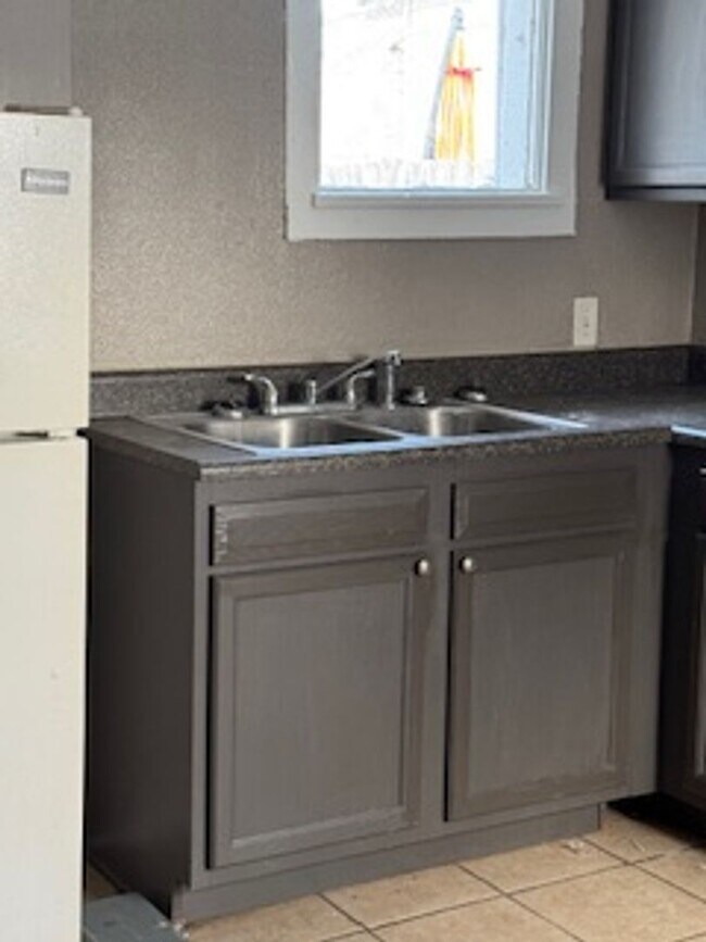 Building Photo - Cute 1 Bedroom with Basement