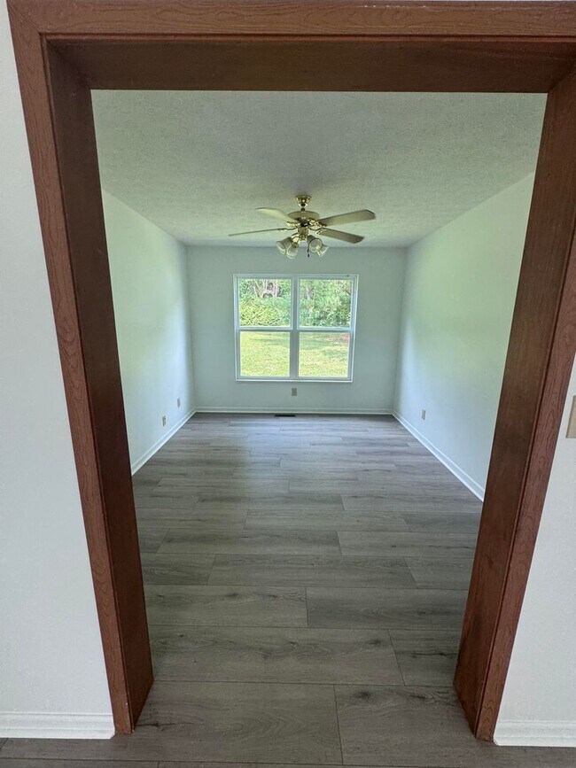 Building Photo - 5 Bd 2.5 Ba