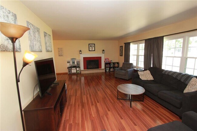 Building Photo - 4 Bedroom, 1.5 Bathroom Beautiful Home - You do not want to miss this one!