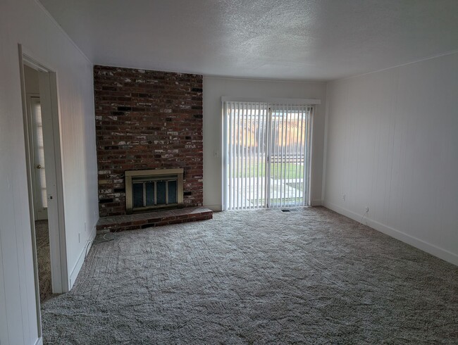 Building Photo - Large and updated 5 bedroom 4 bathroom hom...