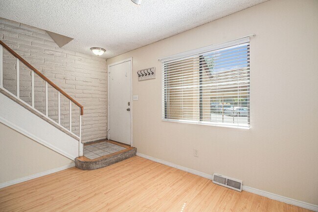 Building Photo - 1060 S Parker Rd