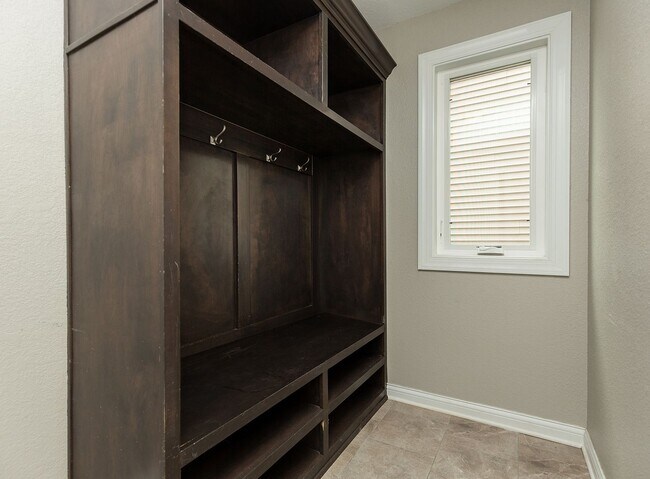 Building Photo - Perfect Single Family Home in Norwalk