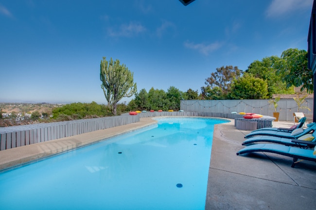 Building Photo - 8143 La Jolla Scenic Dr N