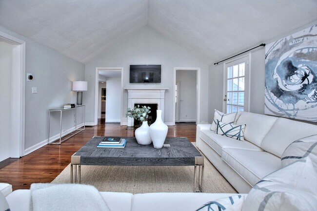 Building Photo - 562 Canoe Hill Rd