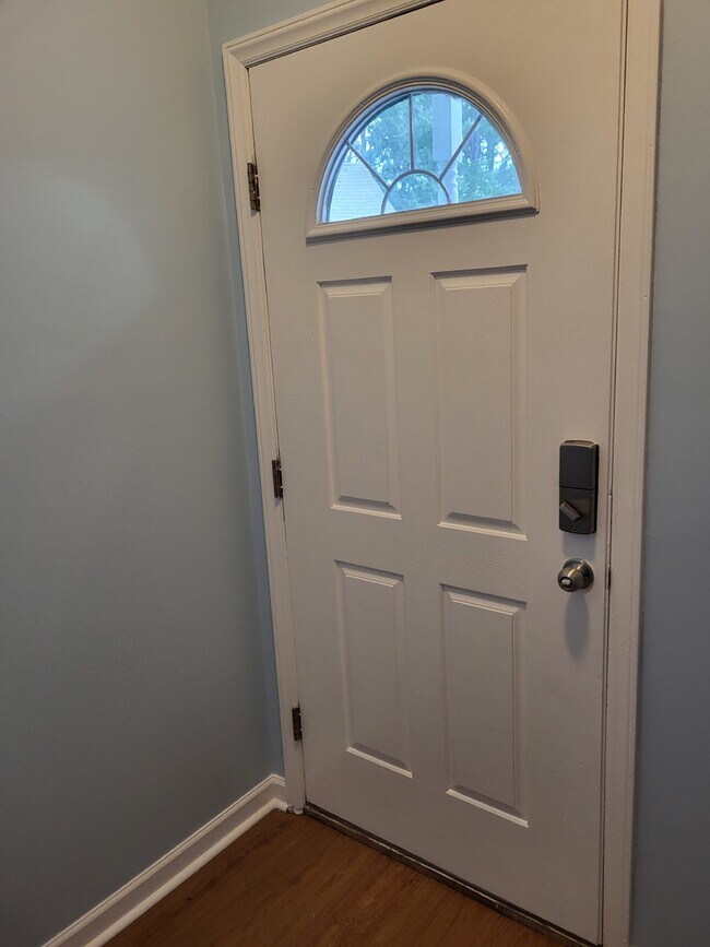 Building Photo - "Charming 2-Bedroom Townhouse on Skillmast...