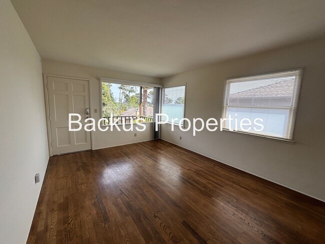 Building Photo - Wonderful two-bedroom home in established neighborhood