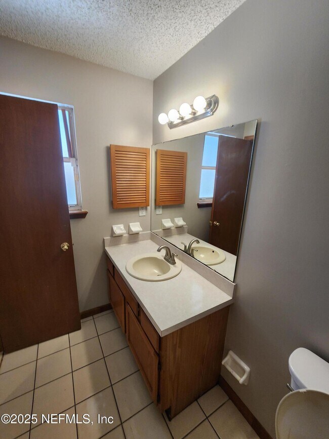 Building Photo - 3510 Rain Forest Dr W