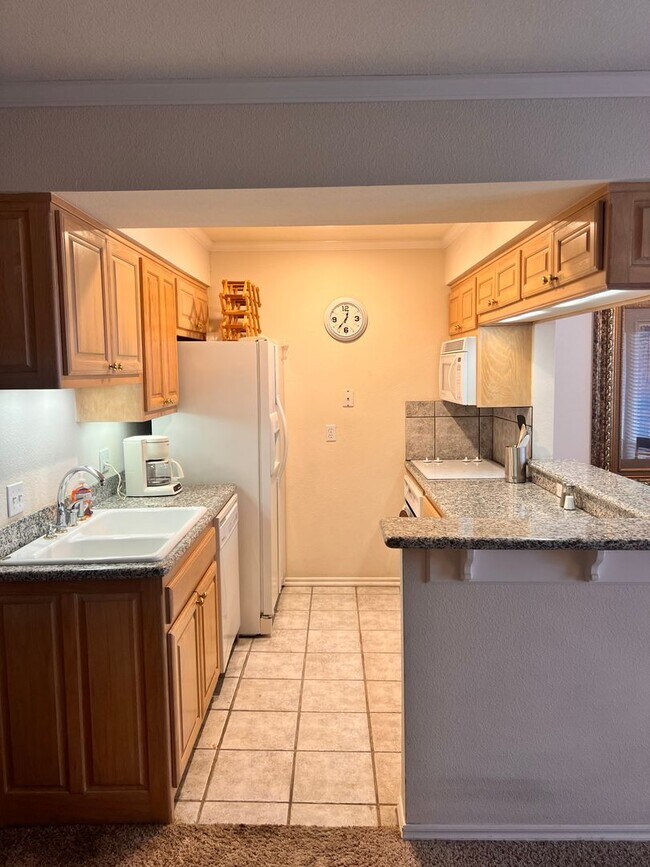 Building Photo - Large Fully Furnished Corporate Unit 1 Bed 1 Bath * Washer/Dryer Included