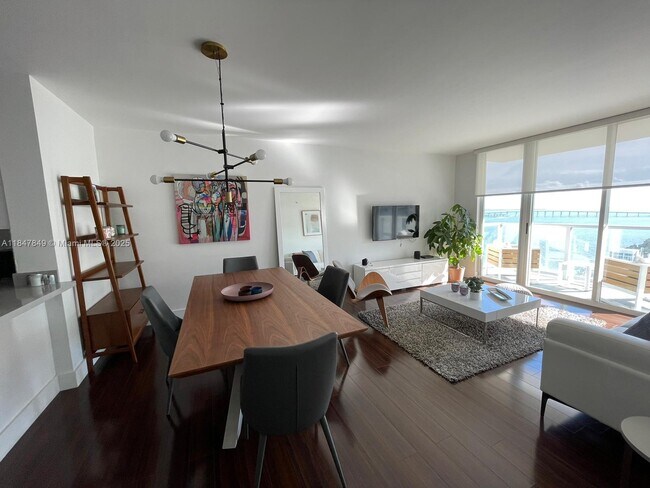 Building Photo - 1155 Brickell Bay Dr