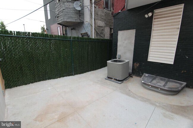 Building Photo - 1852 Willington St