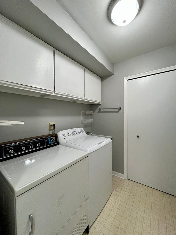 Building Photo - 10244 Nancys Blvd