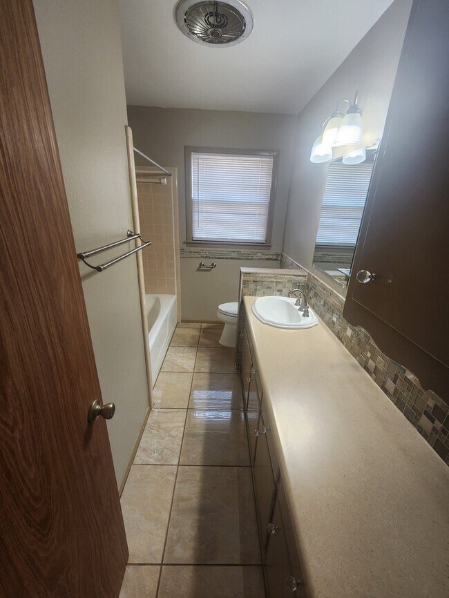 Building Photo - 3 bed 2 bath home, 2 car garage