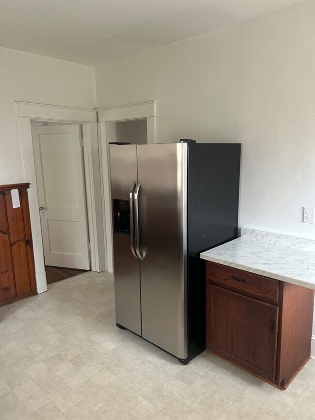 Building Photo - 2205 Mayflower Dr