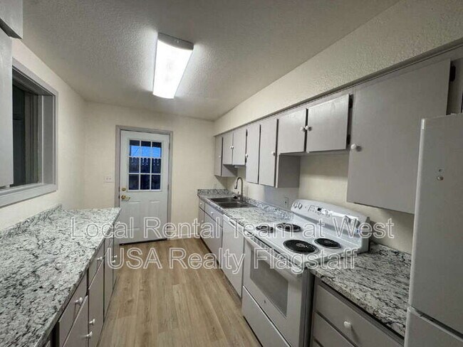 Building Photo - 4513 E Hollygreen Rd