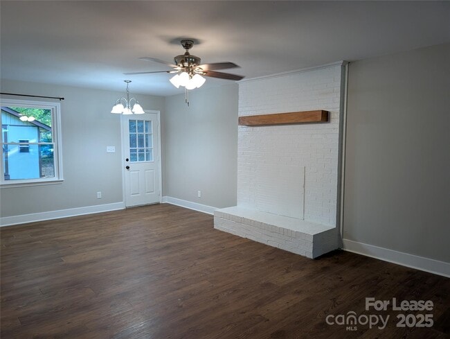 Building Photo - 1301 Sharon Dr