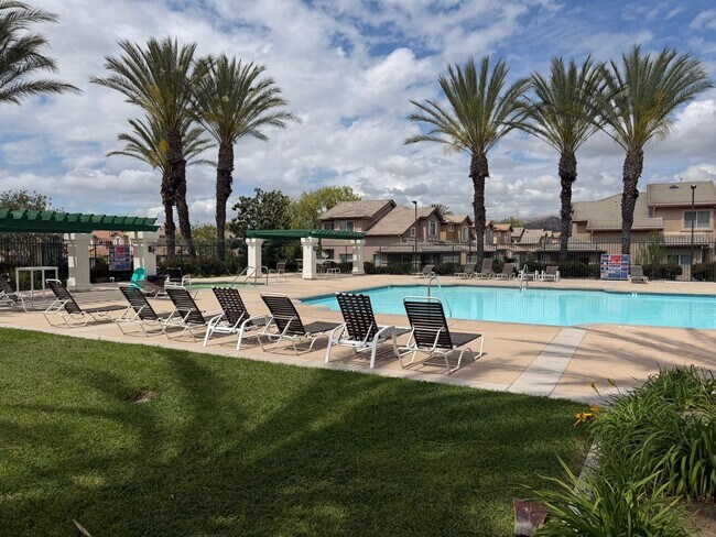 Building Photo - 3 be 2 bath Beautifully Updated Home in Gated Community