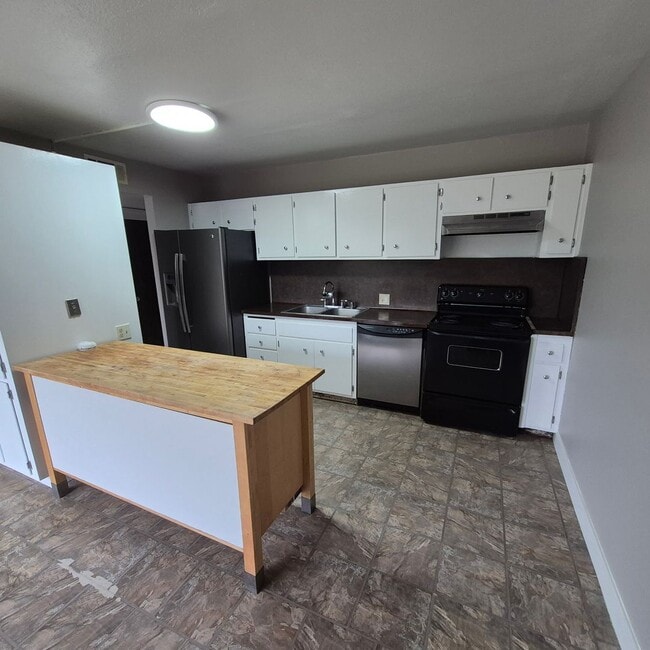 Building Photo - Carmichael 3 bedroom, $2195/month.