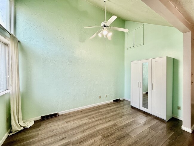 Building Photo - 197 Lake St