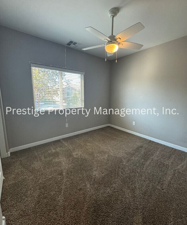 Building Photo - Spacious 4+Den/3 Northwest Home!