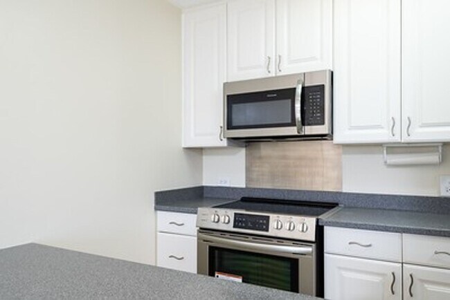 Building Photo - Centrally Located Queen Emma Gardens,