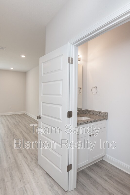 Building Photo - 8706 Meadow Flower Ln