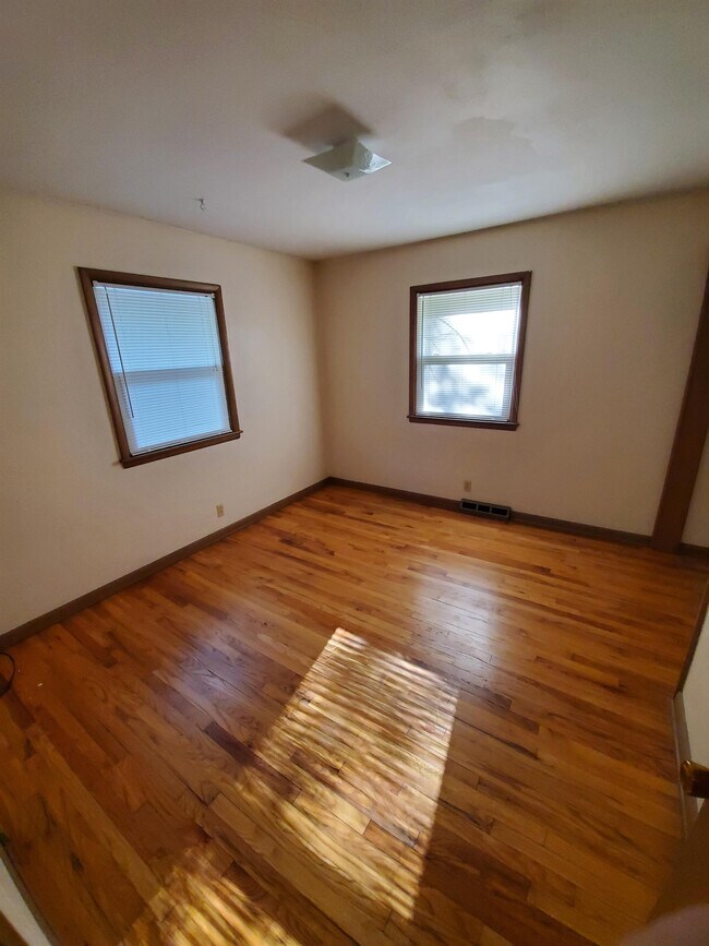 Building Photo - 433 Hawthorne Ct